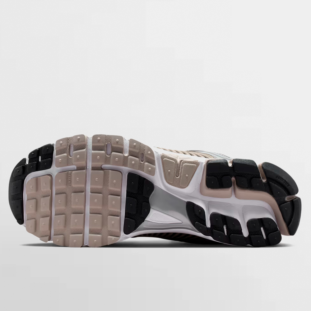 NIKE CALZADO ZOOM VOMERO 5 - FJ4151 007